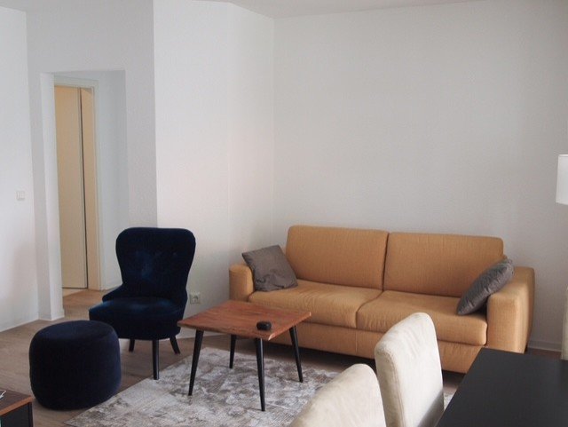 Heller Wohnbereich mit Sofa und Sesseln